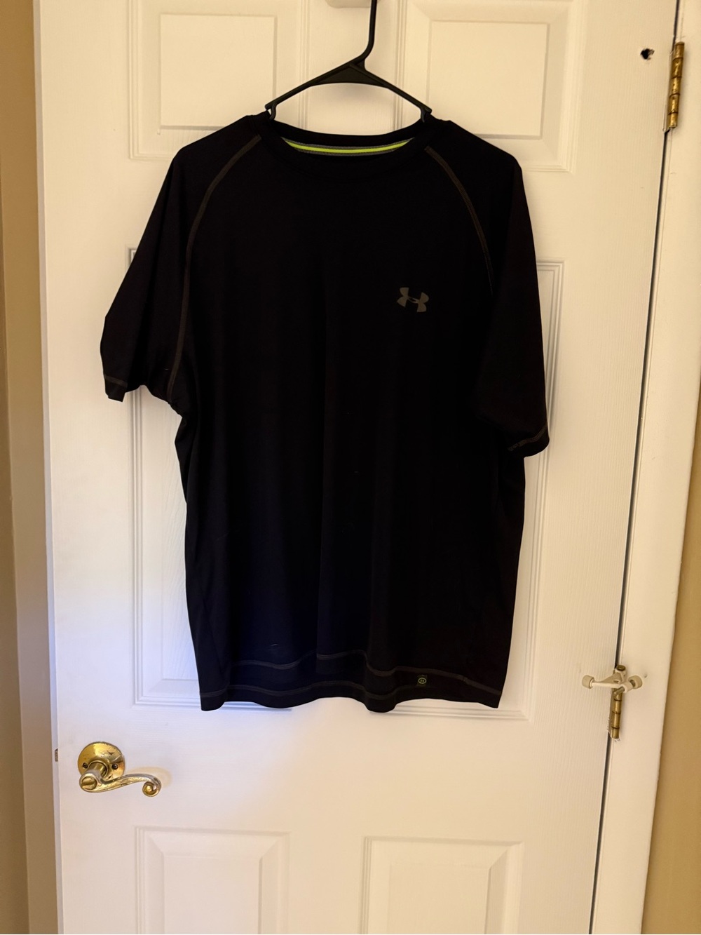 Under Armour Men’s Black Short-Sleeve Athletic Tee with Subtle Logo